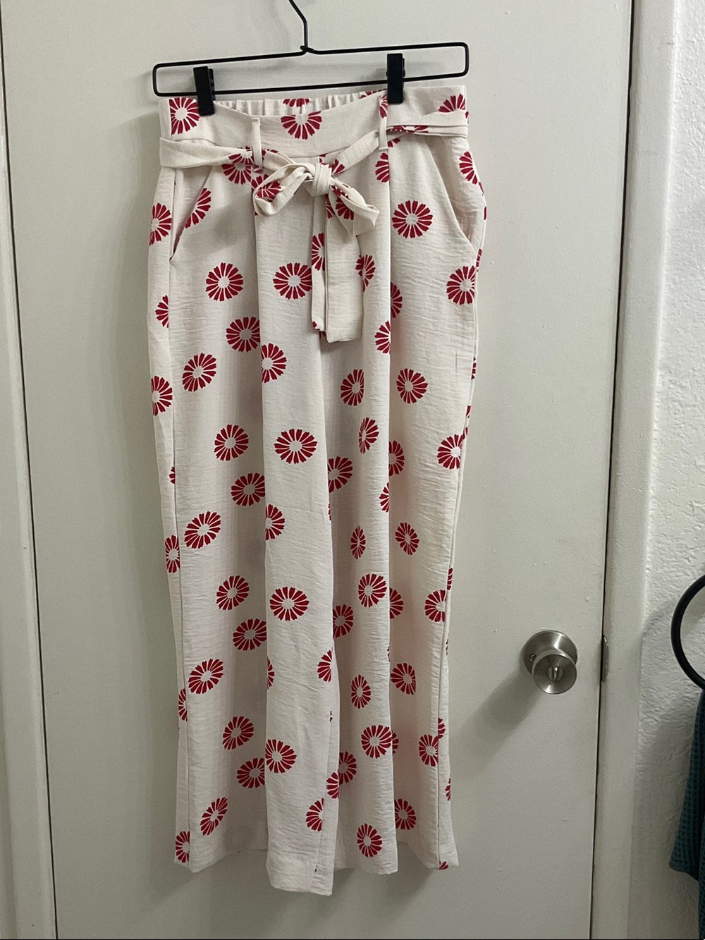 Jules & Leopold Cream Wide-Leg Pants with Red Sunburst Print